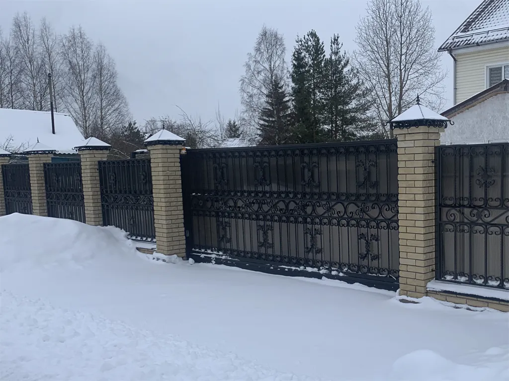 поликарбонат бронзового цвета на воротах