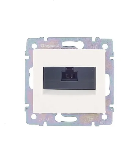 Розетка компьютерная Legrand Valena встраиваемая белая RJ45 (694286) Розетка компьютерная Legrand Valena встраиваемая белая RJ45 (694286)