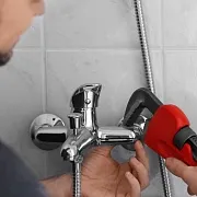 Установка душевой системы со смесителем