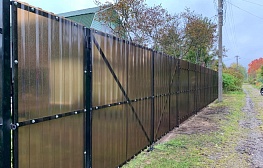 Забор из профилированного поликарбоната МП-20 бронза